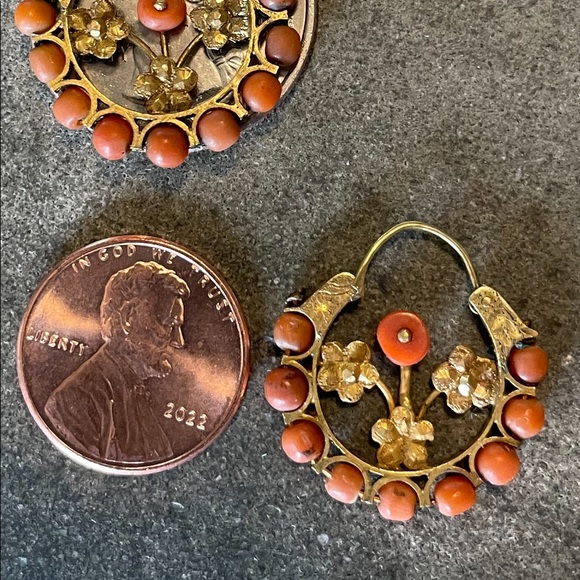 Pair of Mexican gold and coral earrings - Picture 9 of 9